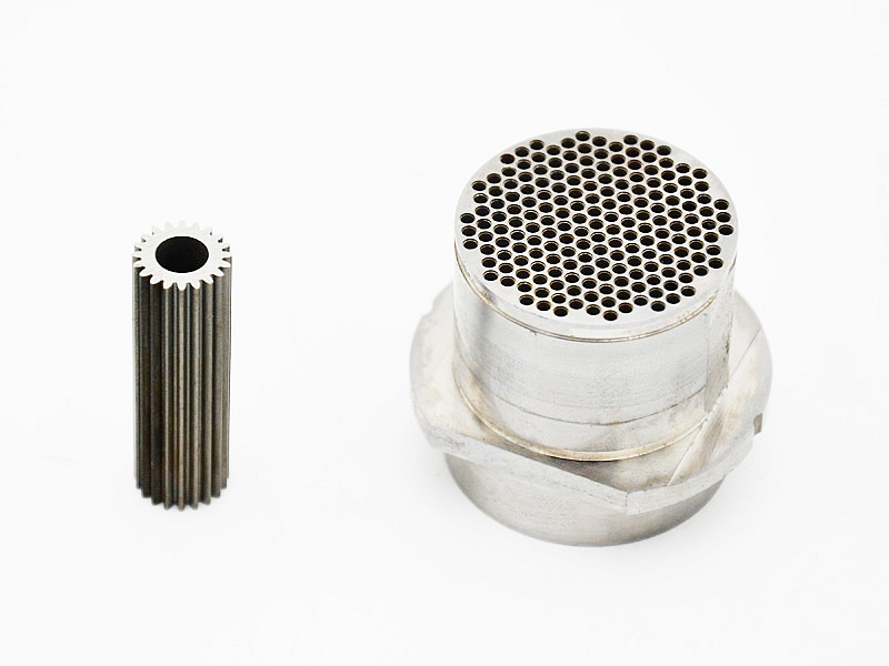 Gear and porous die core inserts